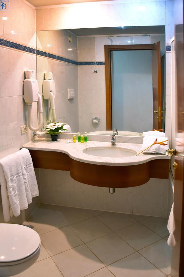 Hotel Splendid วากาดูกู ภายนอก รูปภาพ
