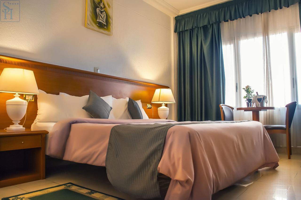 Hotel Splendid วากาดูกู ภายนอก รูปภาพ